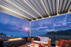 Pérgola com ripas iluminadas